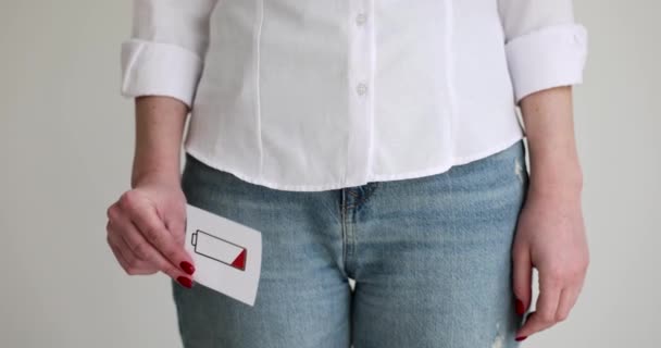 Femme Tenant Signe Batterie Faible Ses Organes Génitaux Gros Plan — Video