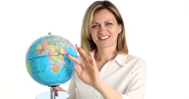 Усміхнена Жінка Обертається Глобус Білому Тлі Фільму Повільний Рух Екологічний — стокове відео