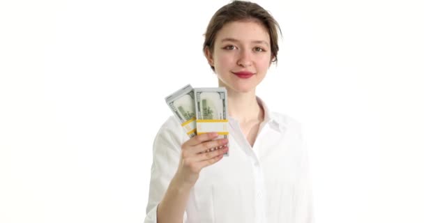 Młoda Bizneswoman Trzymająca Wiązki Banknotów Kamerze Białym Tle Film Zwolniony — Wideo stockowe