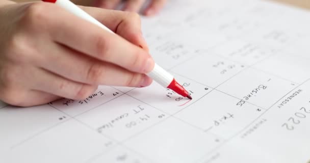Hand Cirkelen Plannen Kalender Met Rode Vilten Tip Pen Closeup — Stockvideo