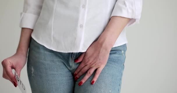 女性展示僵硬的体征 带着疼痛特写的生殖器 4K片动作缓慢 性传播感染和疾病概念 — 图库视频影像