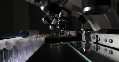 Bakteri virüslerini incelemek için laboratuvar ekipmanları. Profesyonel bilimsel mikroskop ve test tüpleri.
