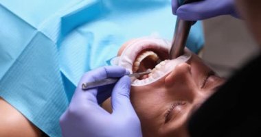 Ortodontist hasta dişlerini tedavi etmek için diş aletleri kullanır. Cihaz ve protezli modern diş sağlığı kliniği