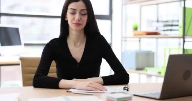 Sıkıcı sekreter motivasyon ve fikir eksikliği hissediyor. Ofis masasında çapraz kollu bir kadın.