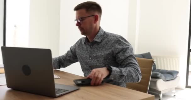 Zdenerwowany Człowiek Pracujący Laptopie Siedząc Biurze Zmęczony Człowiek Pracujący Przy — Wideo stockowe