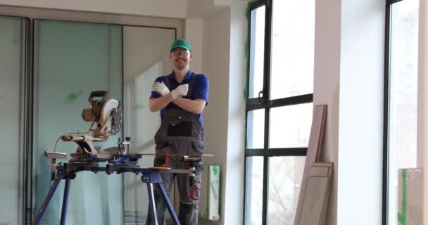 Carpintero Constructor Masculino Sonriente Aserradero Servicios Reparación Pavimentación — Vídeos de Stock