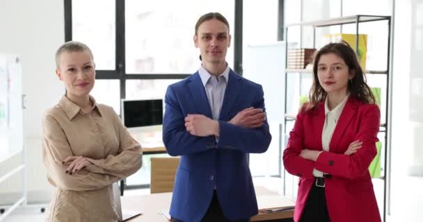 Счастливая Успешная Бизнес Команда Улыбается Камеру Сотрудники Офиса Позируют Коллегами — стоковое видео