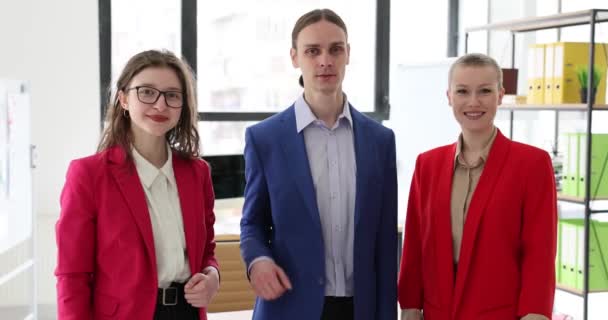 Gruppe Ansatte Smilte Viste Tommelen Opp Håndbevegelse Yrkesutviklingskonsept Bedre Tilbakemelding – stockvideo