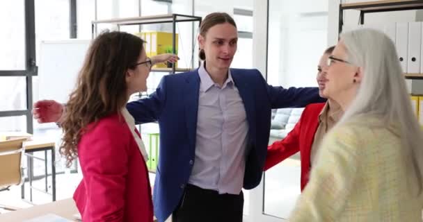 동료들이 지나치게 기뻐한 나머지즐겁게 직장에서의 일반적 승리를 동료들 포옹하고 연합을 — 비디오
