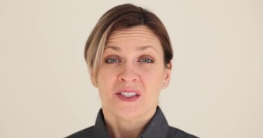 Keyifsiz, sinirli bir kadının portresi. Kadın duyguları stres ve depresyon