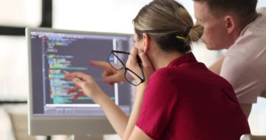 Üniversitede programcılık okuyan zeki bilişim çalışanları. Bilişim teknolojisi programlama ve stajyer eğitimi