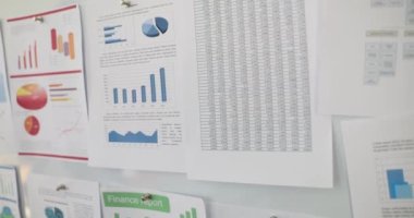 Üzerinde analitik ve ticari göstergelerin yazılı olduğu belgeler beyaz tahtada. Satış nedenlerinde ve düzeltme yöntemlerinde düşüş