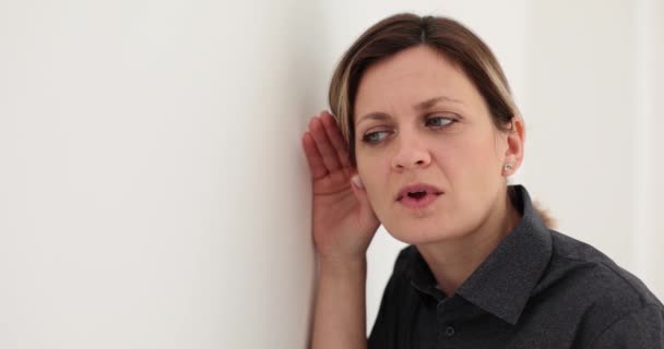 Ciekawa Kobieta Słucha Dyskusji Kolegów Pracy Uważna Kobieta Zaskoczonym Wyrazem — Wideo stockowe