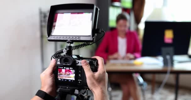 Videograf Canlı Yayından Önce Video Kaydetmeye Hazırlanıyor Vlog Yazıcısı Internet — Stok video