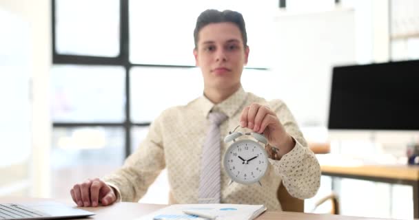 Büroangestellter Geschäftsmann Mit Einem Wecker Zeitkontrolle Und Zeitmanagement — Stockvideo