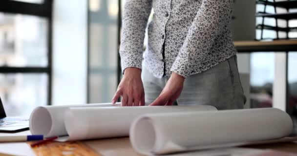 Les Mains Architecte Concepteur Conçoit Sur Que Papier Sur Table — Video