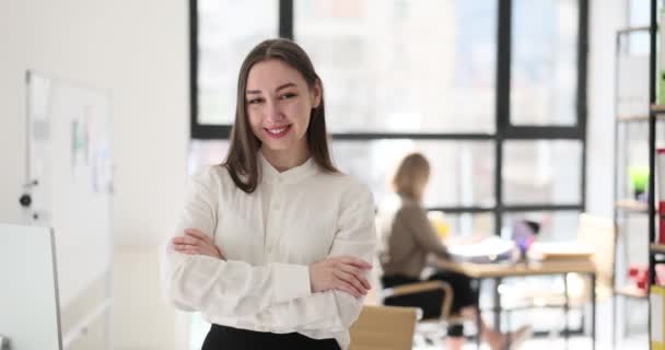 Líder Negócios Confiante Mulher Posando Escritório Sorrindo Estudante Estagiário Pensando — Vídeo de Stock