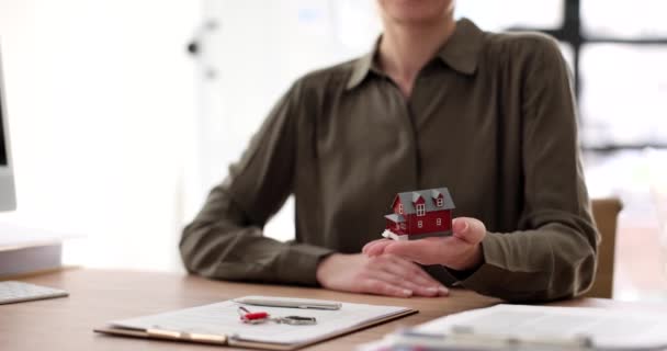 Крупним Планом Ріелтор Сидить Столом Тримає Модель Крихітного Будинку Планування — стокове відео