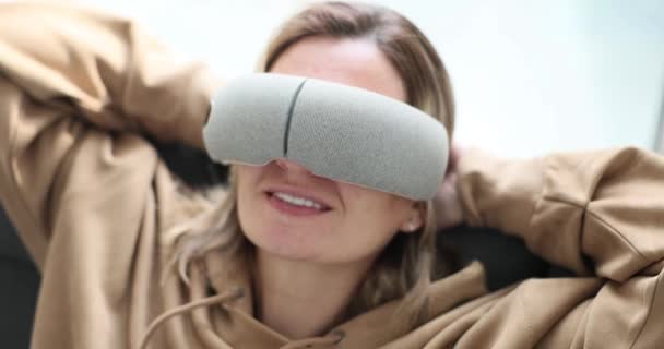 Κουρασμένη Γυναίκα Χρησιμοποιεί Μασάζ Για Χαλαρώσει Μάτια Πολυλειτουργικά Μασάζ Για — Αρχείο Βίντεο