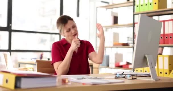 Happy Office Medewerker Neemt Pauze Werkplek Luistert Naar Muziek Zingt — Stockvideo