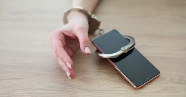 Vista Perto Das Mãos Femininas Algemadas Com Smartphone Mesa Dependência — Vídeo de Stock