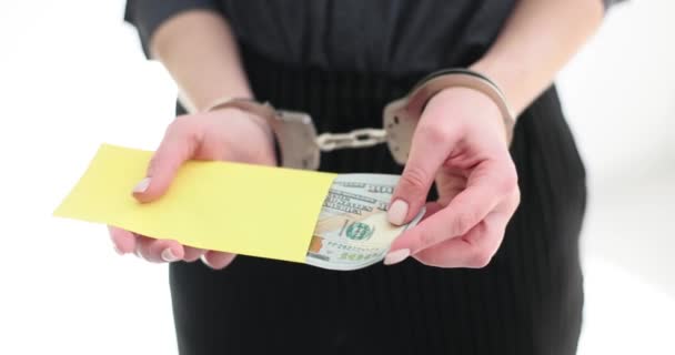 戴手铐的赛欧或会计女士拿着装有现金特写的信封 因受贿而被捕的罪犯 — 图库视频影像