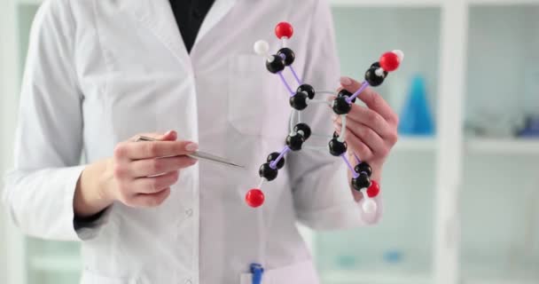 Laboratuvarda Molekül Sarmalının Modelini Tutan Bir Bilim Adamı Atom Moleküllerin — Stok video