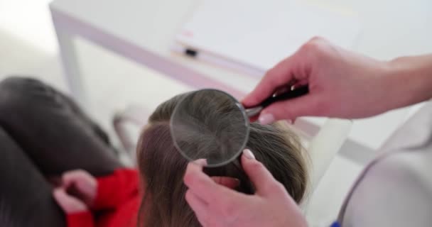 Doctor Trichologist Holds Magnifying Glass Checking Children Hair Difference Lice — Stock Video
