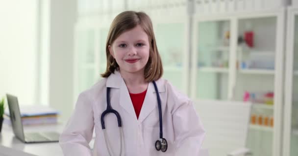 Menina Bonita Criança Médico Mostra Gesto Coração Clínica Saúde Criança — Vídeo de Stock