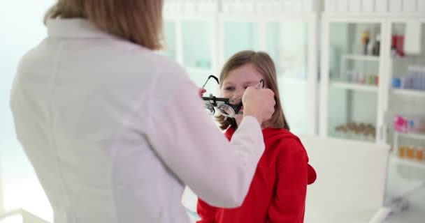 Офтальмолог Діагностує Зір Маленької Дівчинки Вибирає Лінзи Клініки Лікування Корекції — стокове відео