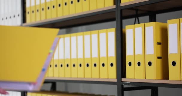 マネージャは黄色のビジネスフォルダをアーカイブに配置します 事業文書の保存 — ストック動画