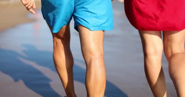 Mužské Ženské Nohy Kráčejí Moři Slunečného Dne Romantický Výlet Líbánky — Stock video