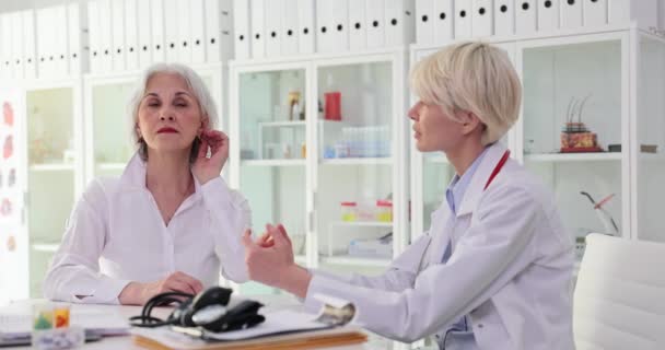 耳鼻喉科医生检查有听力问题的成熟妇女的耳朵 长者听力测试 — 图库视频影像