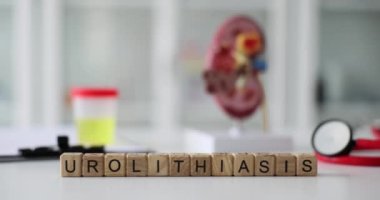 İdrar örneğiyle birlikte urolithiasis teşhisi ve laboratuvar kabı. Urolithias, metabolik bozuklukların sonucu olarak gelişir ve idrar sistemindeki taşların oluşumuyla ortaya çıkar.