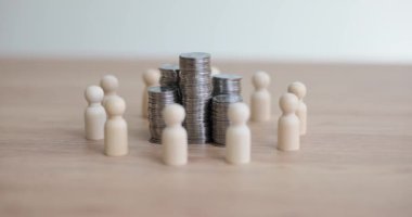 Yığınla bozuk para ve insan figürü. Finansal kazançlar ve nakit akışını doğru tahsis etmek