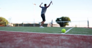 Sporcu tutkulu spor kariyeri ve rekabete karşı oynamak için heyecanlı. Teniste oyun ve zafer duyguları
