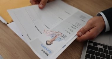 Seo 'nun elinde kadın özgeçmişi ve damgası var. Başarılı bir özgeçmiş ve röportaj