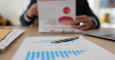 Seo işadamı raporla birlikte evrakları damgaladı. Onaylanmış analitik ve pazarlama raporu