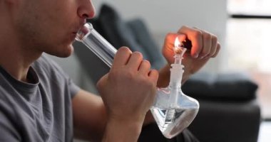 Adam nargile ve tıbbi marihuana kullanıyor. Dünyada ve ABD 'de marihuana yasallaştırma yaşam tarzı ve kavramları