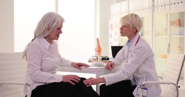 Traumatoloog Bespreekt Kniepijn Bij Oudere Patiënten Kliniek Consultant Arts Onderzoekt — Stockvideo