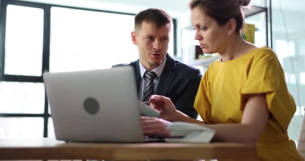 Partnerek Munkahelyi Laptopon Megvitassák Üzleti Folyamatokat Pénzügyi Jelentést Üzleti Stratégia — Stock videók