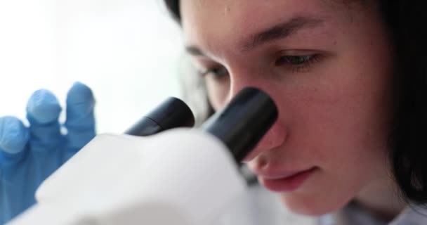 通过显微镜观察从事医学实验室研究的年轻科学家的画像 化学和医学研究 — 图库视频影像