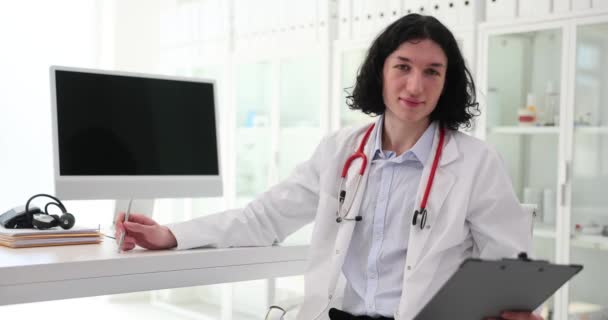 Портрет Красивого Лікаря Чоловіка Сучасній Клініці Медичні Послуги Діагностика Здоров — стокове відео