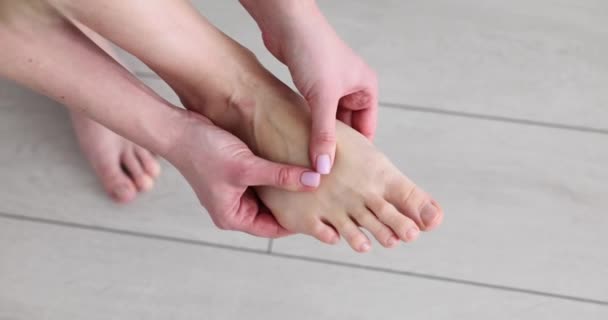 女性のマッサージや足の痛みを感じる 足の痛みや手マッサージを使用して苦しんでいる人 — ストック動画