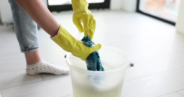 Τυλίγοντας Κουρέλια Γάντια Χέρια Στο Σπίτι Κουβά Υπηρεσία Καθαρισμού — Αρχείο Βίντεο