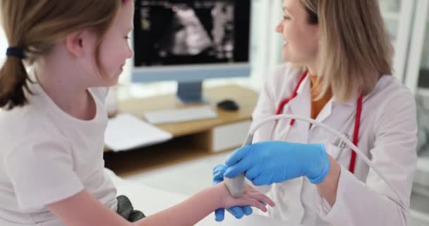 Das Handgelenk Des Mädchens Wurde Mittels Ultraschall Diagnostiziert Untersuchung Der — Stockvideo