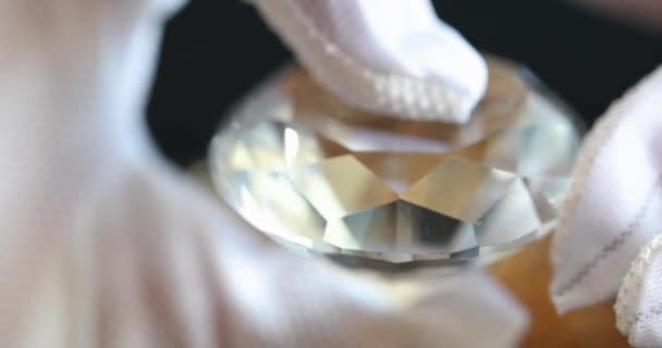 Kéz Kézben Fehér Kesztyű Kezében Hatalmas Drágakő Vagy Gyémánt Gemstone — Stock videók
