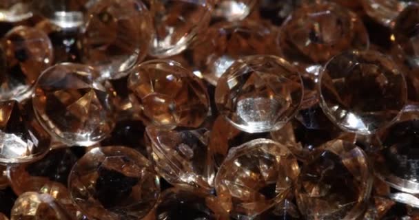 暗い背景に高価なライトブラウンダイヤモンドの多数 宝石鑑定 宝石学研究室 — ストック動画