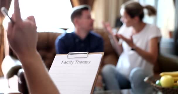 Casal Frustrado Consulta Terapeuta Familiar Médico Especialista Escuta Família Mau — Vídeo de Stock