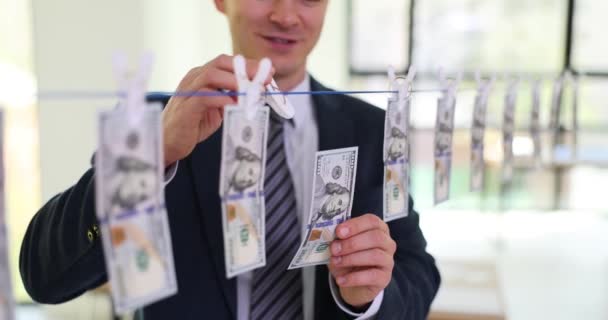 Homme Affaires Pendit Cent Dollars Avec Une Pince Linge Sur — Video